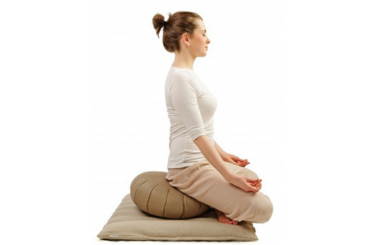 Подушка для йоги та подушка для медитації: як обрати правильно